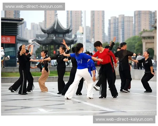 广场舞健身新闻:城市记住健康的节拍